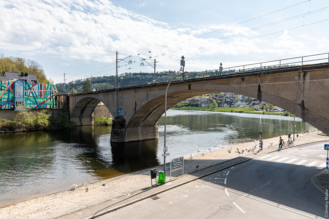 Sûre river railroad bridge crossing, at Luxembourg-German border from Oberbillig to Wasserbillig. Железнодорожный мост через реку Зауэр, на границе между Люксембургом и Германией от Обербиллига до Вассербиллига.