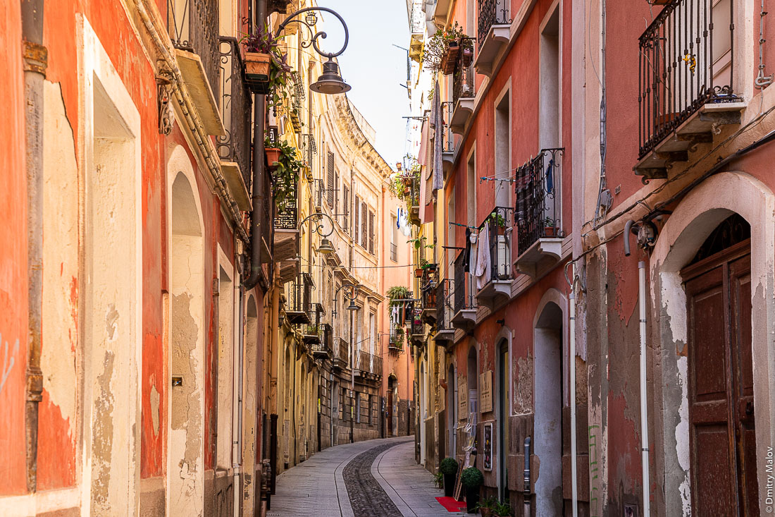 Узкие улицы Кальяри, Сардиния, Италия. Via Alberto Lamarmora, Cagliari, Sardinia, Italy