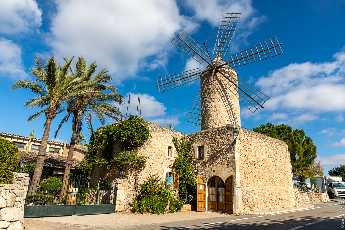 Старые ветряные мельницы. Мальорка, Испания.