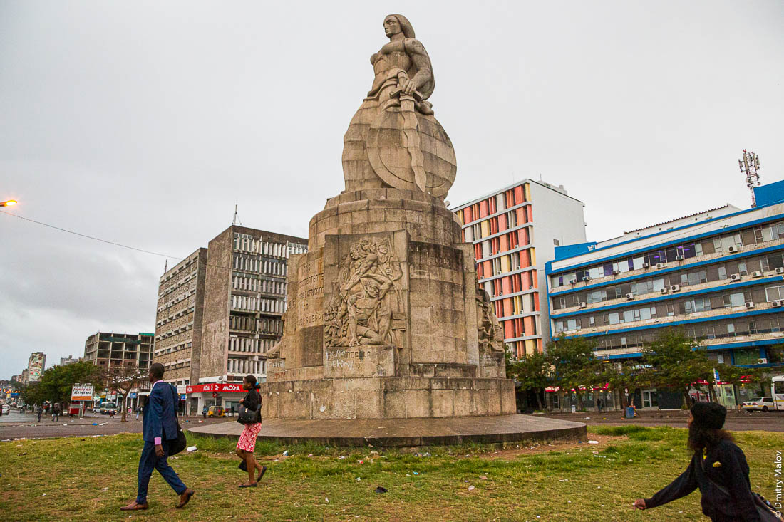Монумент воевавшим в WWI. Monument to the Great War. Workers square, raça dos Trabalhadores. Мапуту, Мозамбик, Африка.
