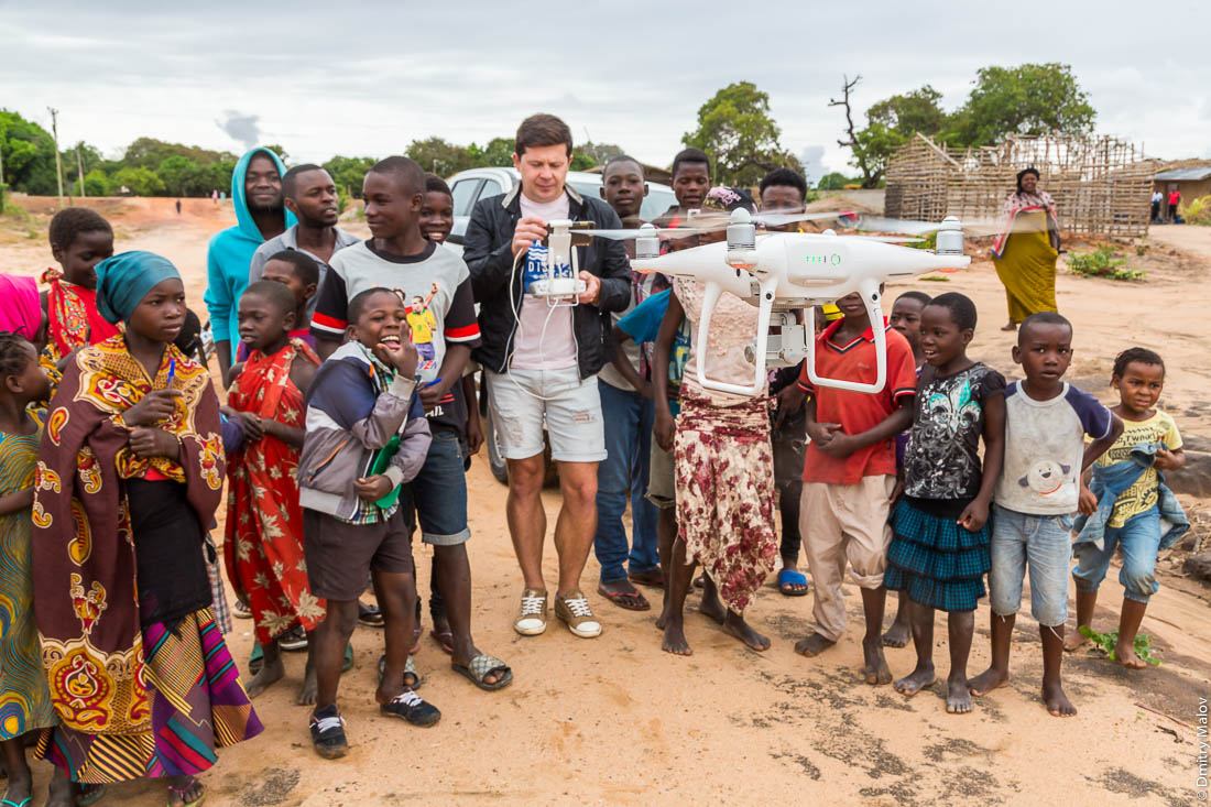 Денис Карепин запускает дрон среди африканских детей. Нампула, Мозамбик, Африка