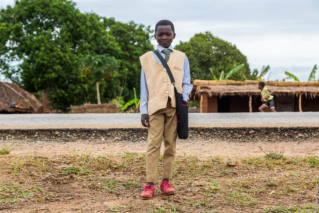Мродно стильно одетый африканец, парень, подросток, мальчик. Нампула, Мозамбик, Африка