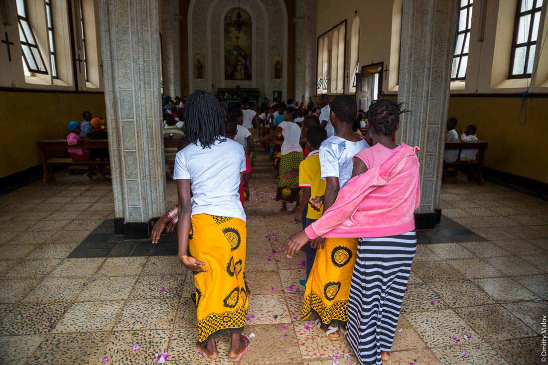 Воскресная месса, процессия. Чёрные девушки в жёлтых юбках танцуют в католическом храме, Santuário de S. M. Mãe do Redentor, Meconta, Mozambique.