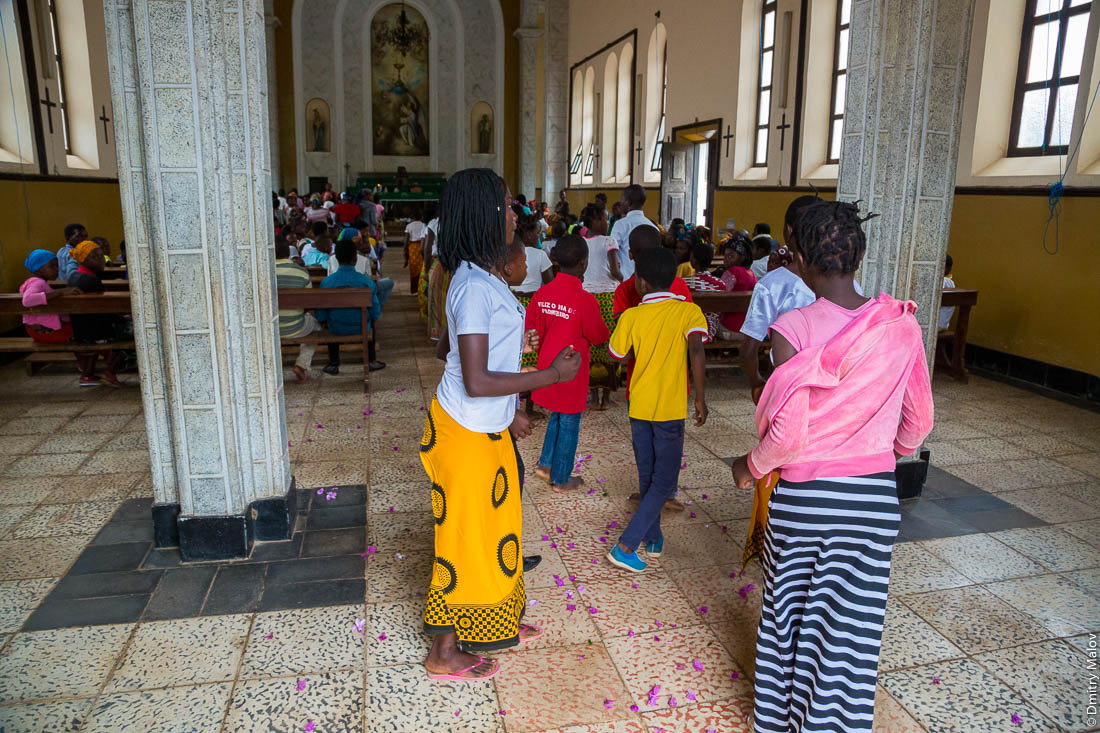 Воскресная месса, процессия. Чёрные девушки в жёлтых юбках танцуют в католическом храме, Santuário de S. M. Mãe do Redentor, Meconta, Mozambique.