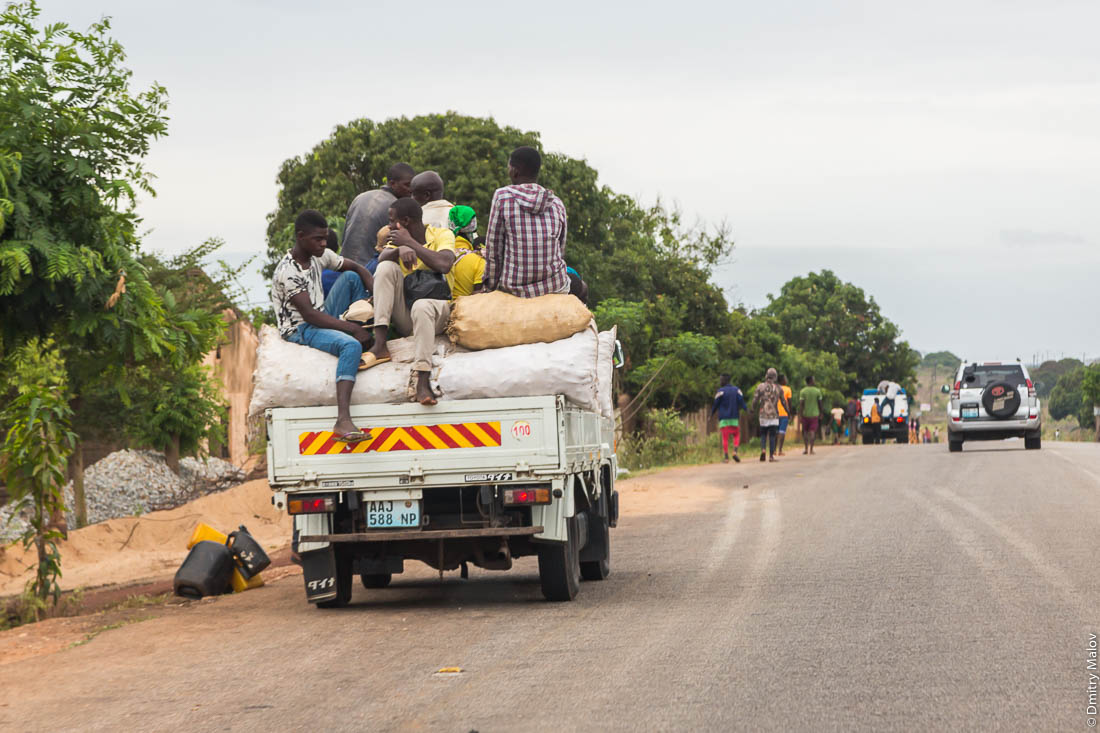 Африканцы, чёрные мужчины едут в кузове грузовика. Дорога Нампула - остров Мозамбик, Мозамбик, Африка