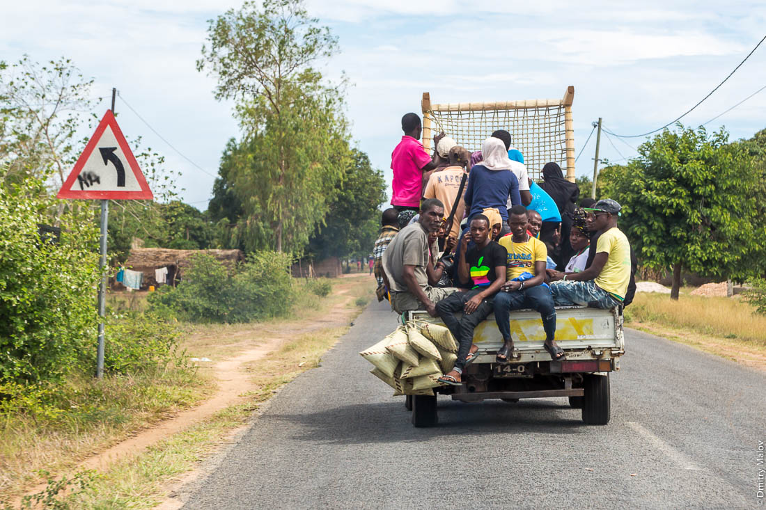 Африканцы, чёрные мужчины едут в кузове грузовика. Дорога Нампула - остров Мозамбик, Мозамбик, Африка