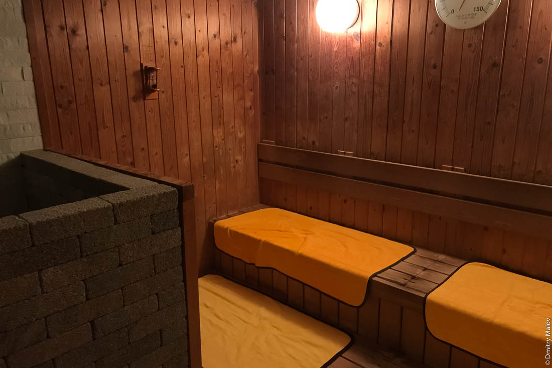 Сауна в гостиннице, онсен (сенто), Япония. На полоках уже лежат полотенца (коврики)