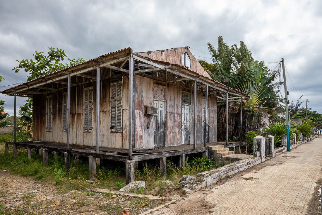 Заброшенный полуразрушенный колониальный португальский дом в столице, город Сан-Томе, Сан-Томе и Принсипи, Африка