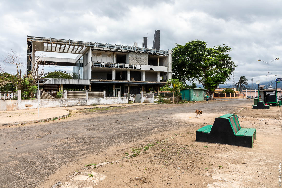 Потругальский брутализм, заброшенное здание, город Сан-Томе, столица Сан-Томе и Принсипи