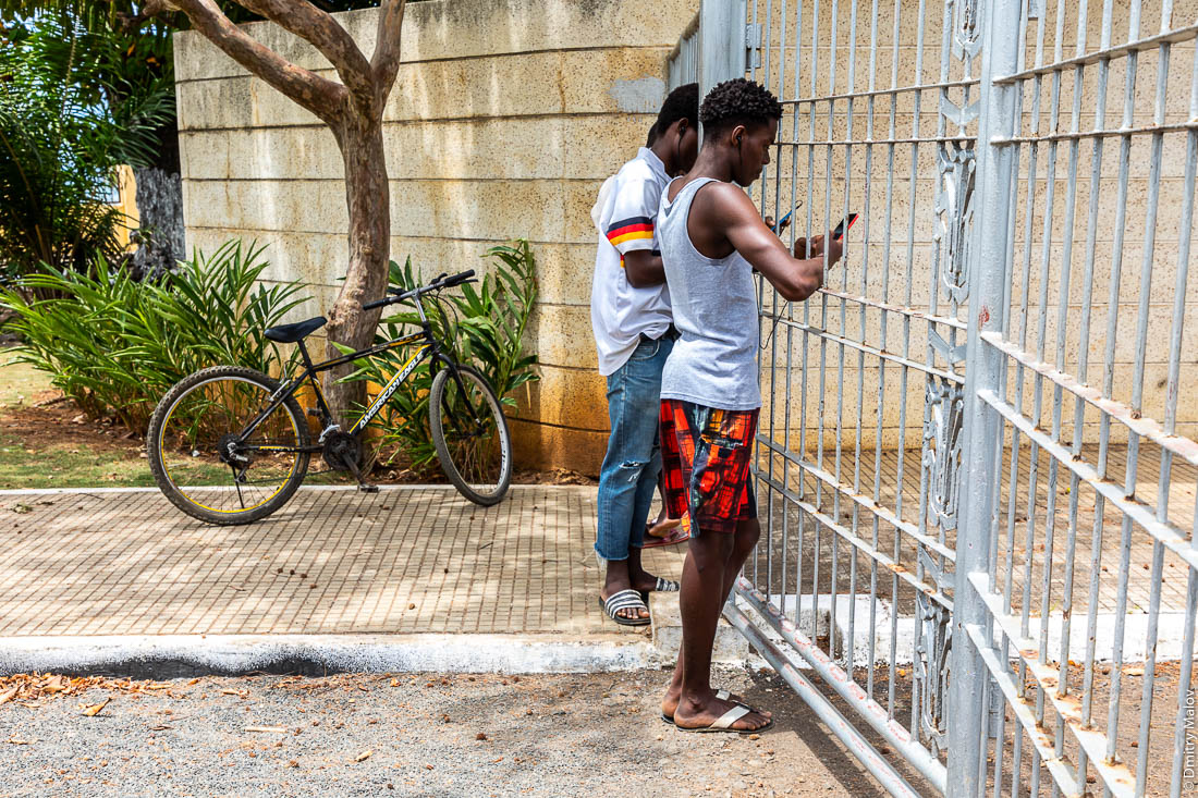Африканцы ловят бесплатный wifi, город Сан-Томе, столица Сан-Томе и Принсипи