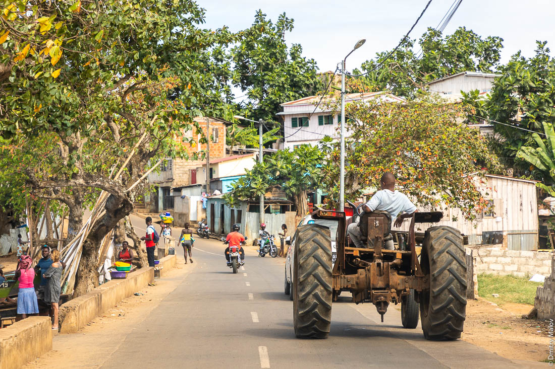Перевозка пассажиров. Трактор на сельской деревенской улице, Сан-Томе и Принсипи, Африка