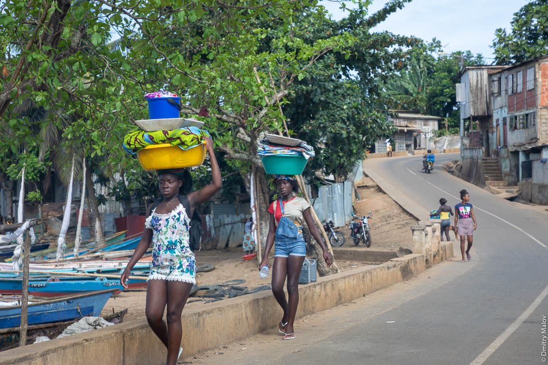 Женщины несут тазы со стиркой на голове, острова Сан-Томе и Принсипи, Африка