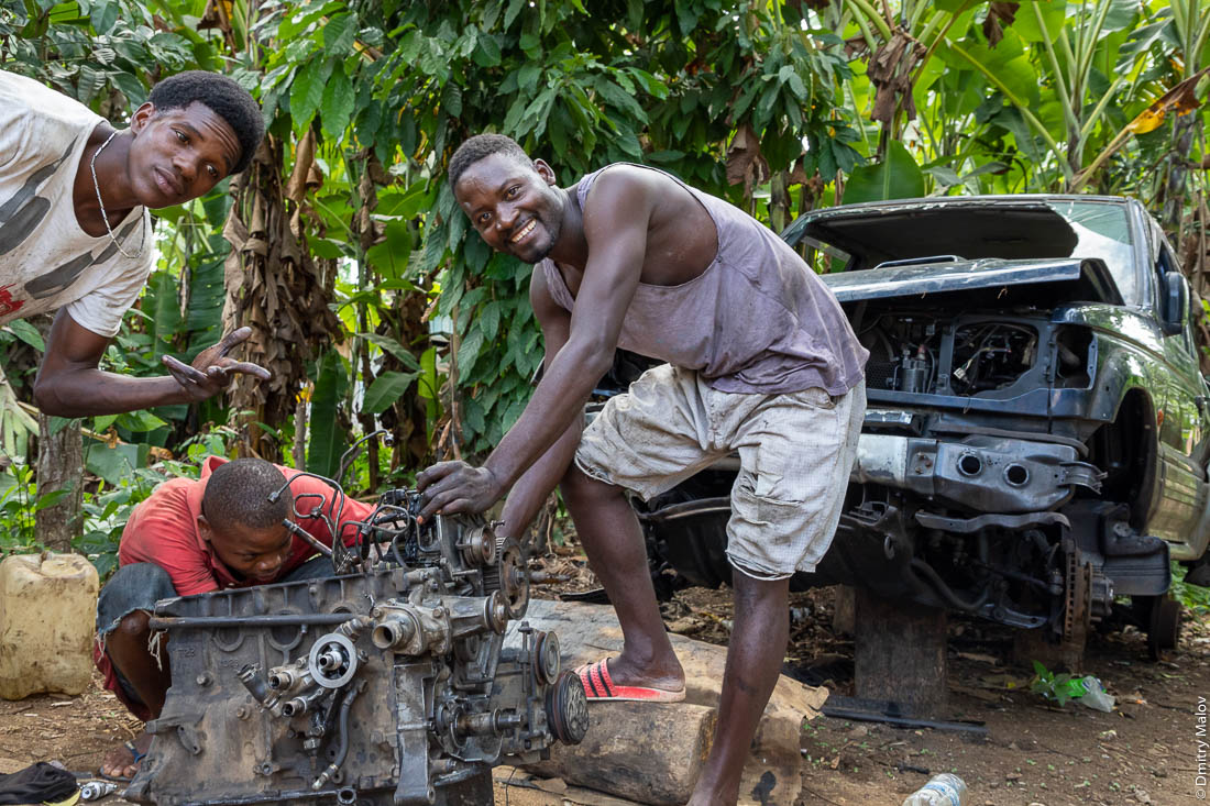 Ремонт двигателя машины под открытым небом, остров Сан-Томе, Африка