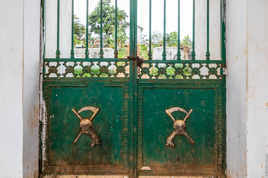 Колониальные португальские ворота на католическое кладбище, барельефы череп, коса, метла, Сан-Томе и Принсипи, Африка