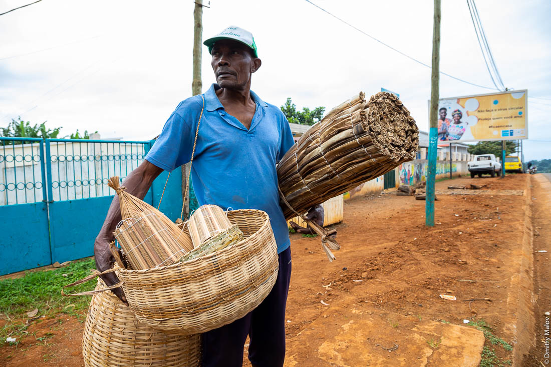 Продаёт плетеные корзины и маты. Сан-Томе и Принсипи, Африка