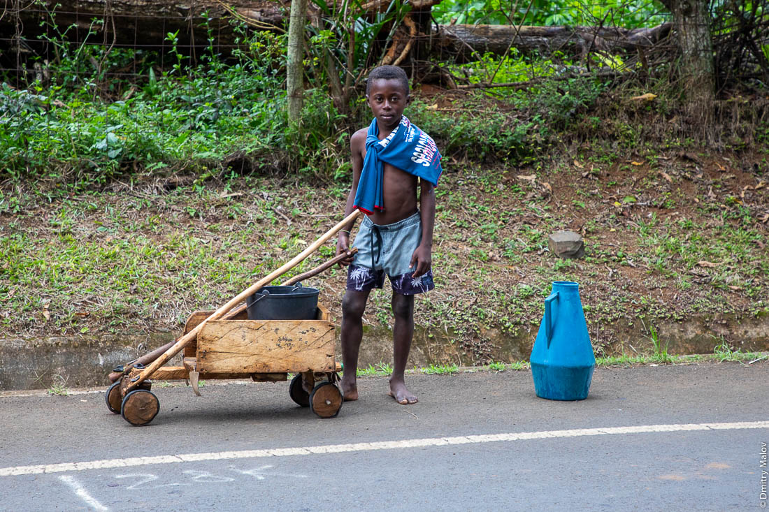 Дети играют с самодельными машинами, Сан-Томе и Принсипи, Африка