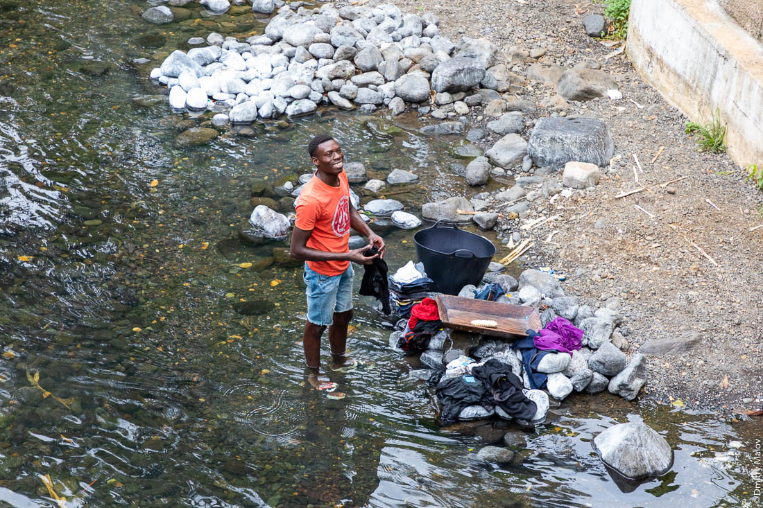 Стирка белья на реке, Сан-Томе и Принсипи, Африка