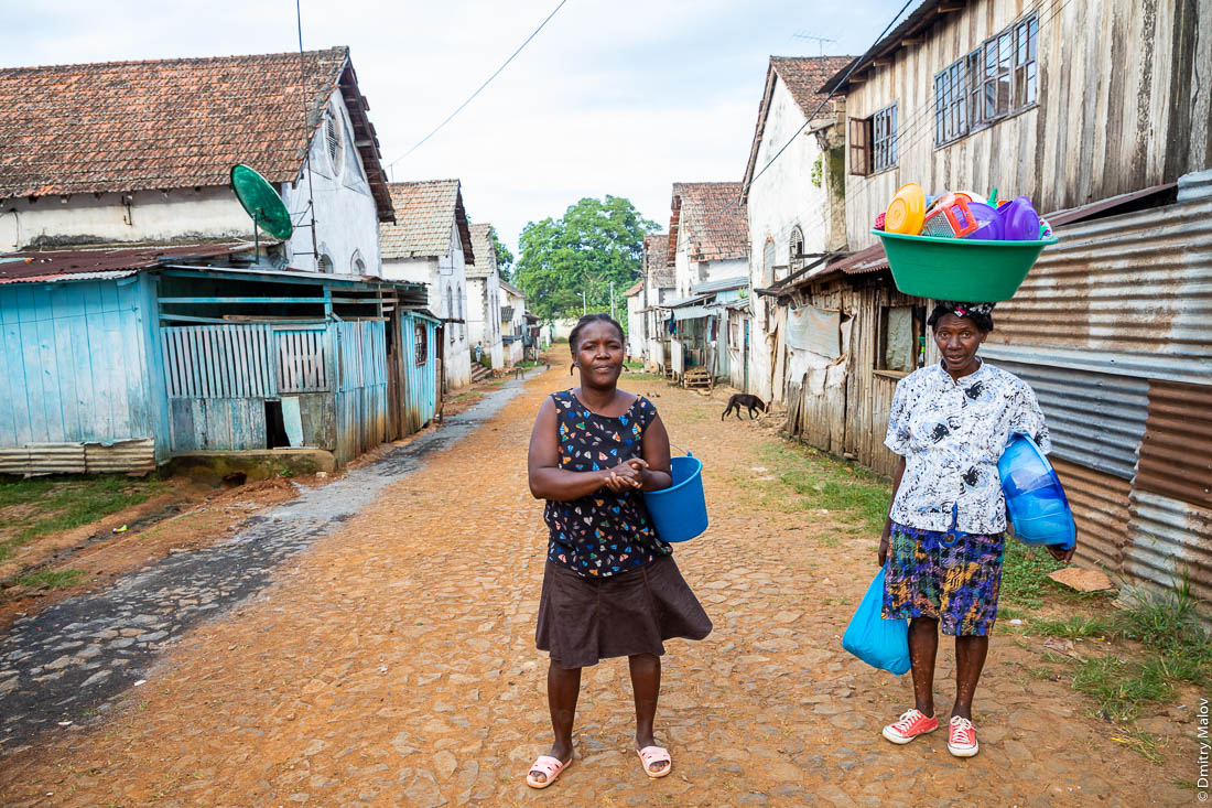 Женщина несет на голове тазы с посудой, Сан-Томе и Принсипи, Африка