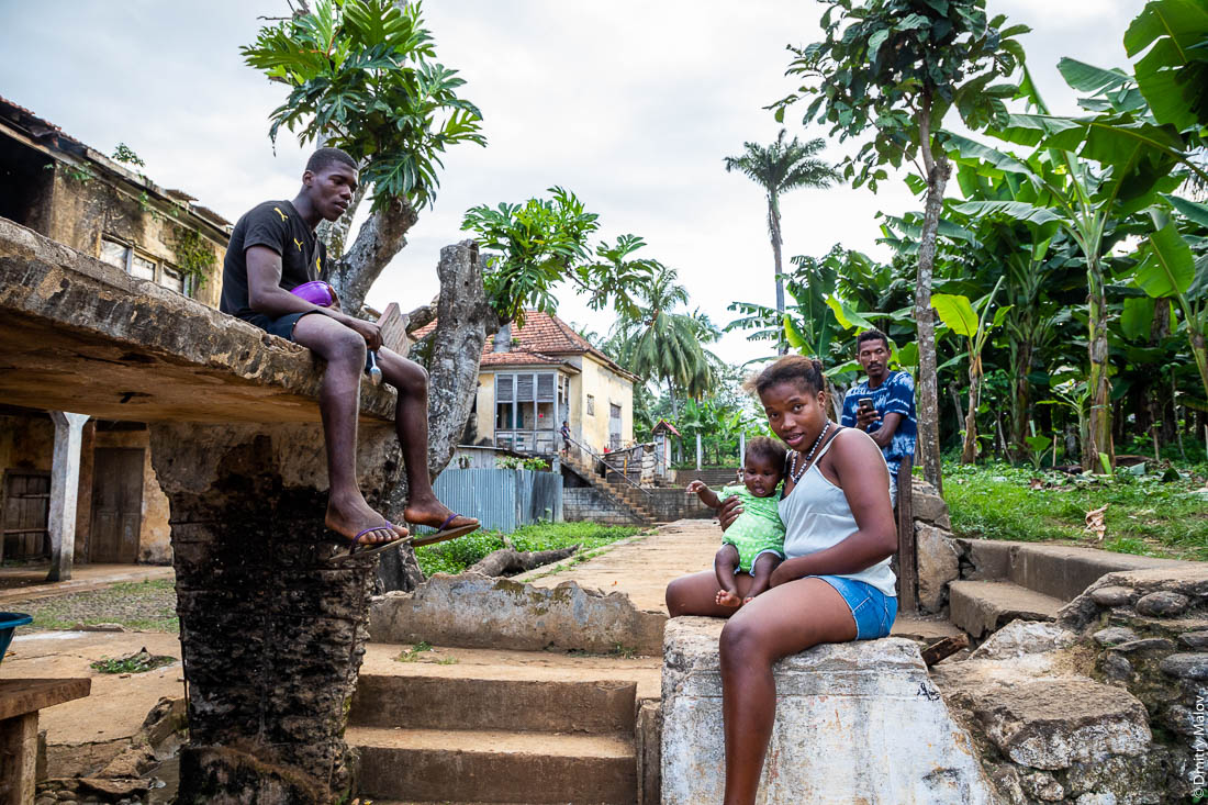 Африканка показывает дочь, Roça Monte Cafe, остров Сан-Томе, Сан-Томе и Принсипи