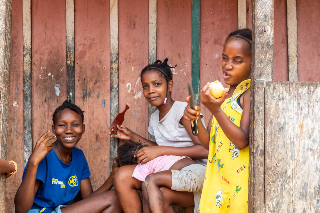 Дети вычесывают вшей, остров Сан-Томе, Африка