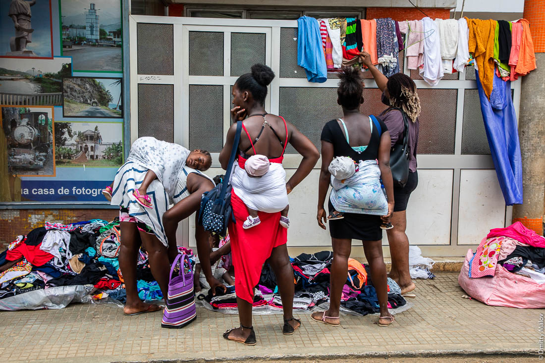 Покупательницы с детьми в слингах, город Сан-Томе, Сан-Томе и Принсипи, Африка