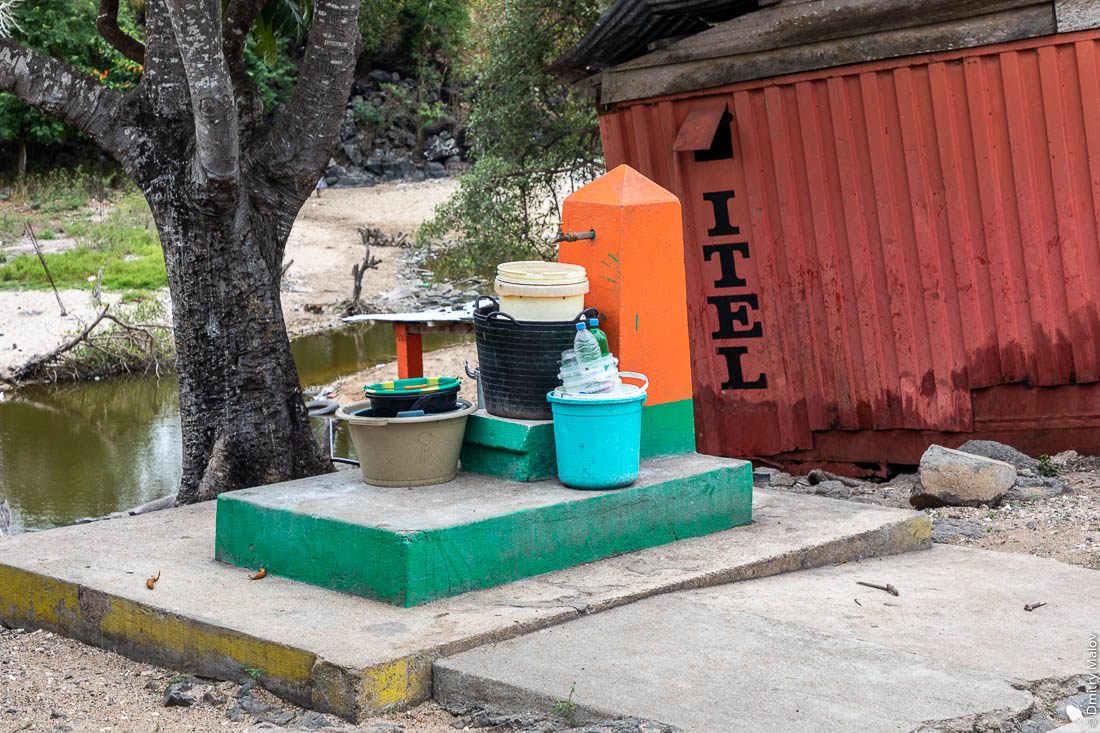 Общественная мойка посуды и колонка с водой, Сан-Томе и Принсипи, Африка