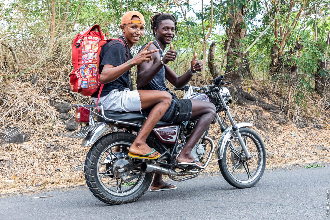 Крутые модные африканские парни на мотоцикле, Сан-Томе и Принсипи, Африка