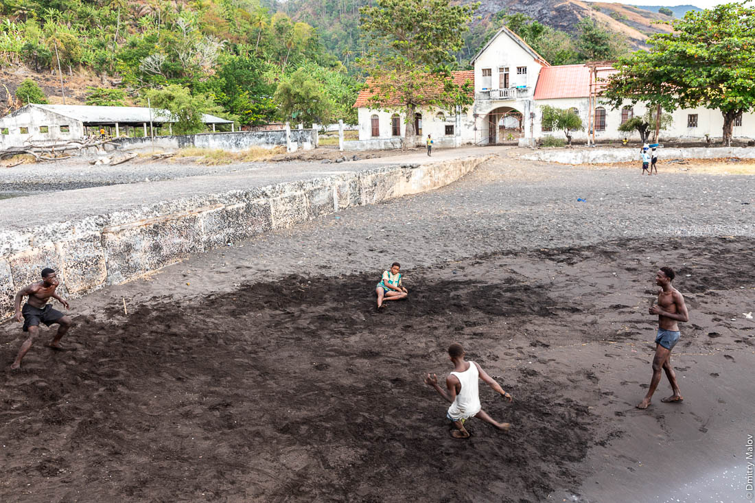 Парни играют в стенку (в футбол) на пляже из чёрного песка, остров Сан-Томе, Африка