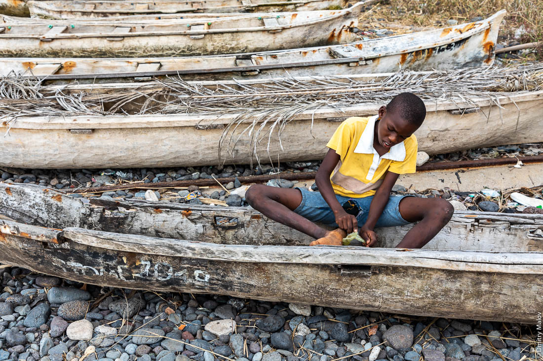 Мальчик в лодке, Сан-Томе и Принсипи, Африка