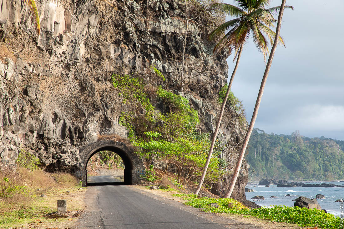 Португальский тоннель на полукольцевой дороге вокруг острова Сан-Томе, Африка