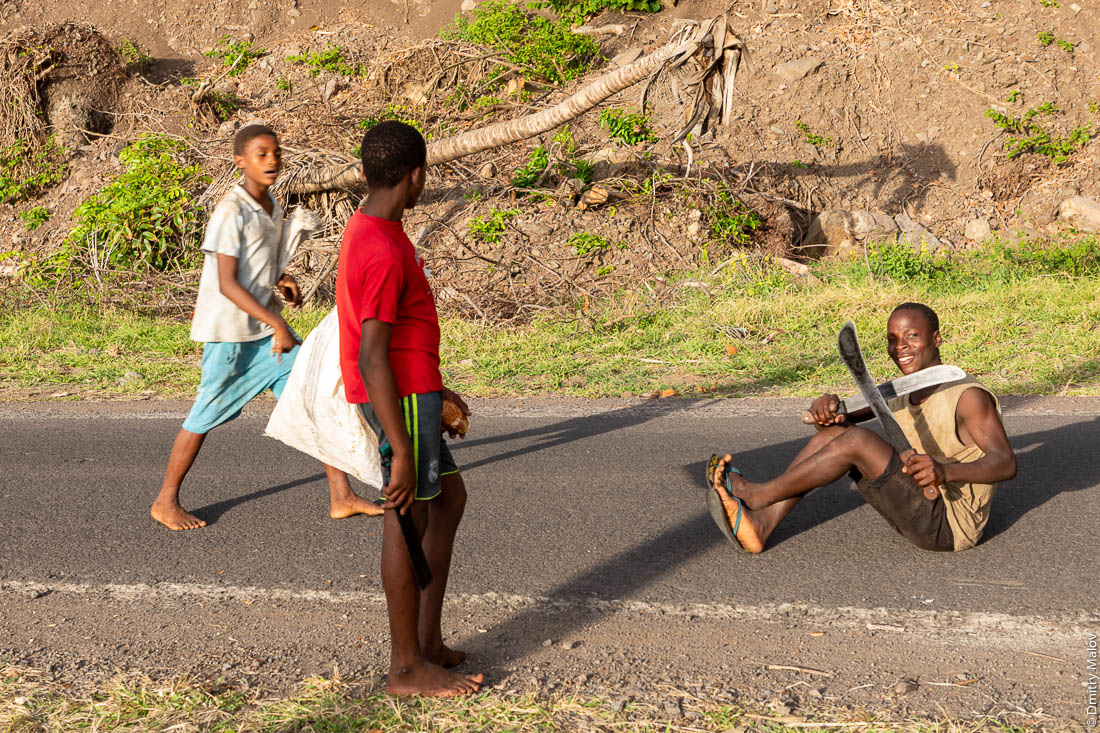 Деревенские дети с мачете показывают пиратов, Сан-Томе и Принсипи, Африка