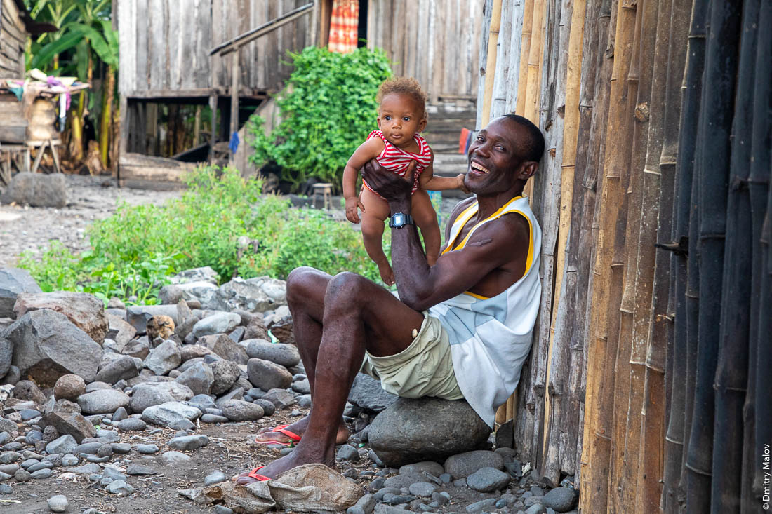 Негр, африканец держит на руках сына, остров Сан-Томе, Африка