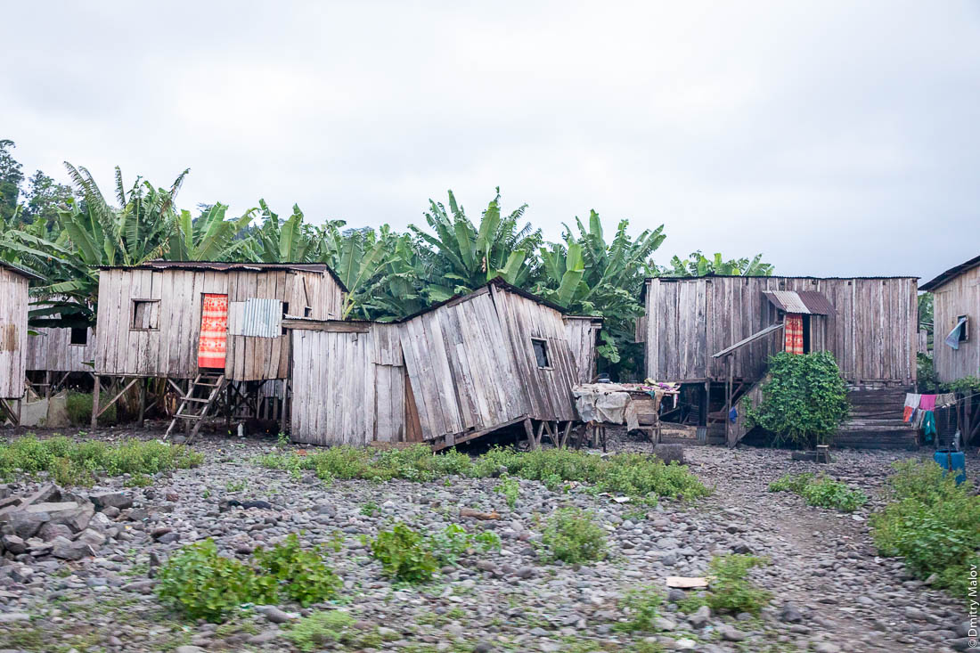Домики деревенской застройки из палок и жести, Сан-Томе и Принсипи, Африка