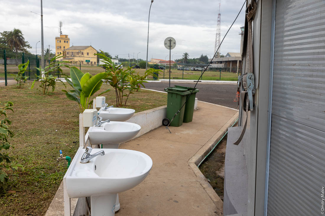 Раковины для мытья рук, аэропорт Сан-Томе, Сан-Томе и Принсипи