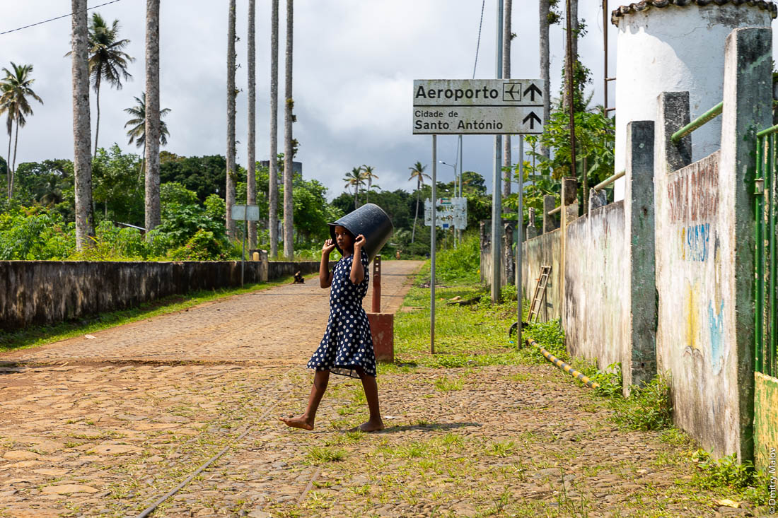 Чёрная африканская девочка с ведром на голове, Roça Sundy, остров Принсипи, Сан-Томе и Принсипи