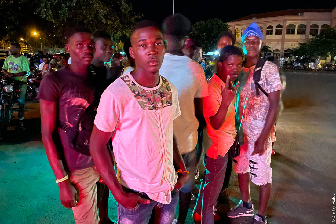 Молодёжь толпится у шумного ночного клуба, столица Сан-Томе и Принсипи