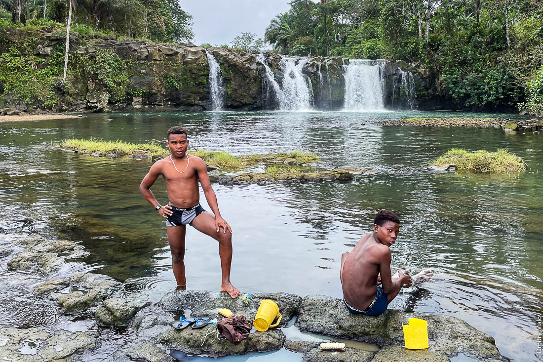 Мужчины моются в водопаде Прая Пескейра, остров Сан-Томе