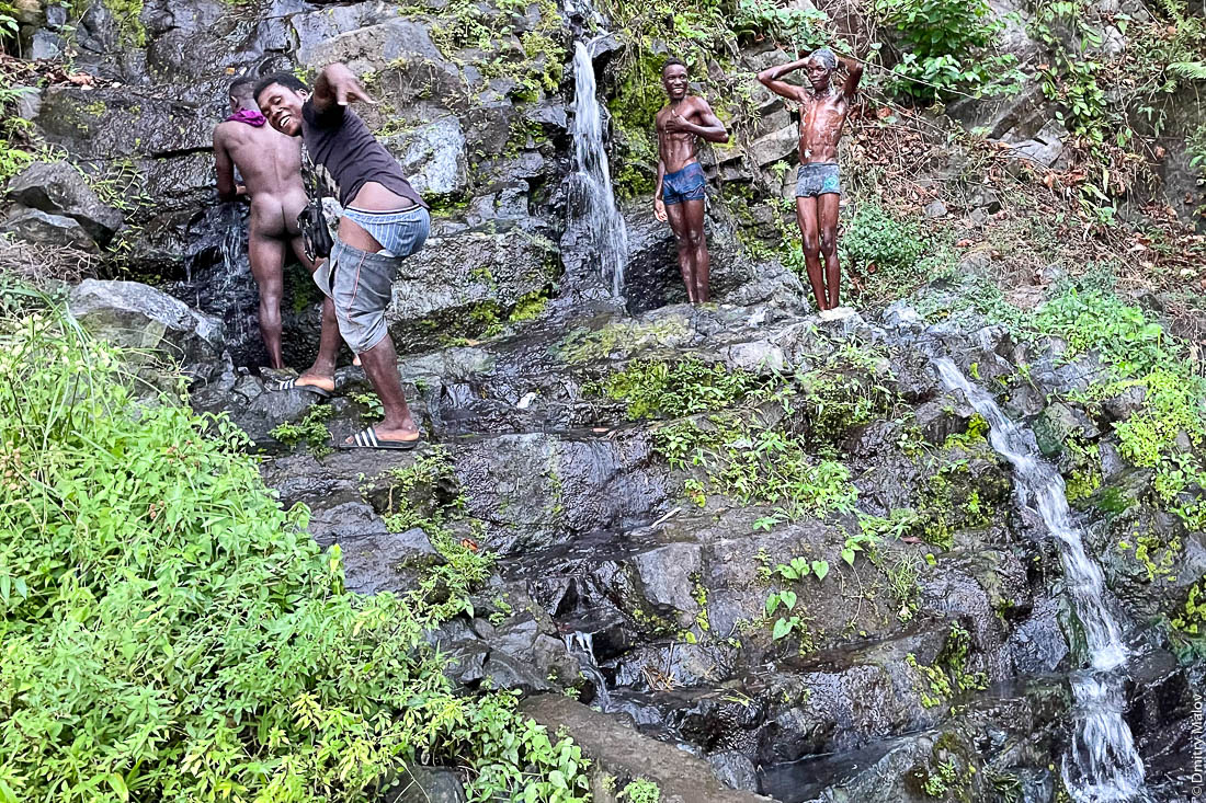 Мужчины моются в водопаде, деревня Санта-Катарина, остров Сан-Томе
