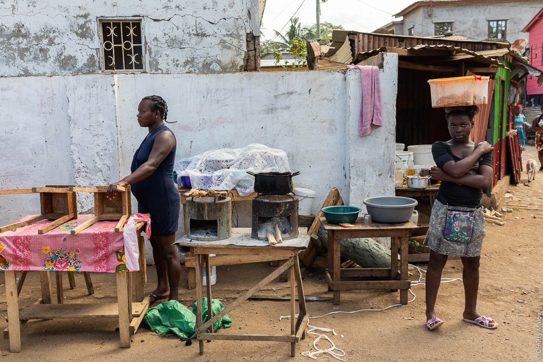 На рынке. Продажа стульев. Женщина несёт на голове полуфабрикаты еды. Сан-Томе и Принсипи, Африка