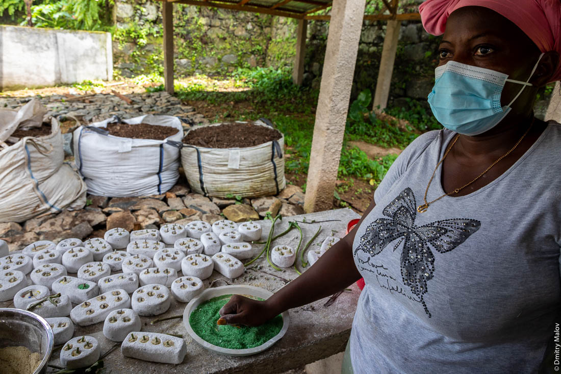 Производство украшений из бутылочного стекла. Cooperativa de Valorização de Resíduos. São Tomé & Príncipe