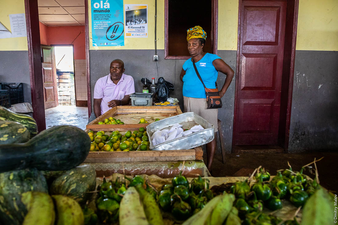 На центральном рынке, город Санту-Антонью, Сан-Томе и Принсипи, Африка. Central market, Santo António, Príncipe, São Tomé and Príncipe, Africa