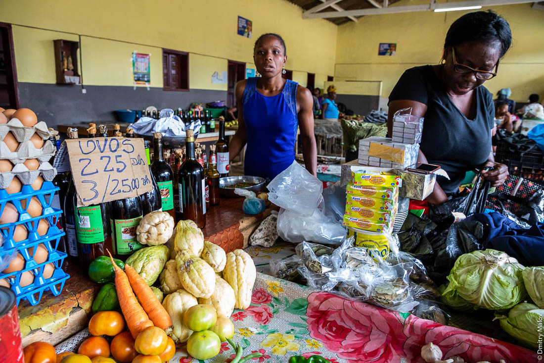 На центральном рынке столицы острова Принсипи городе Санту-Антонью, Сан-Томе и Принсипи, Африка