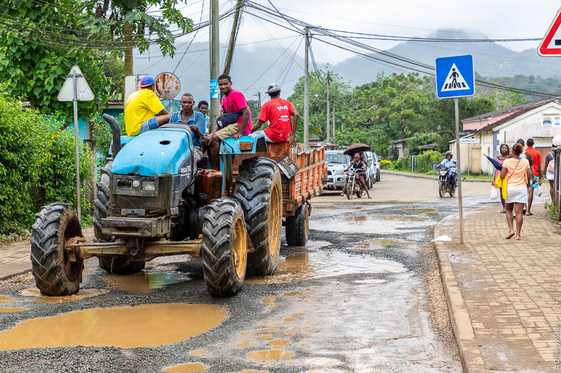 Мужчины на гигантском тракторе. Город Санту-Антонью, Сан-Томе и Принсипи, Африка