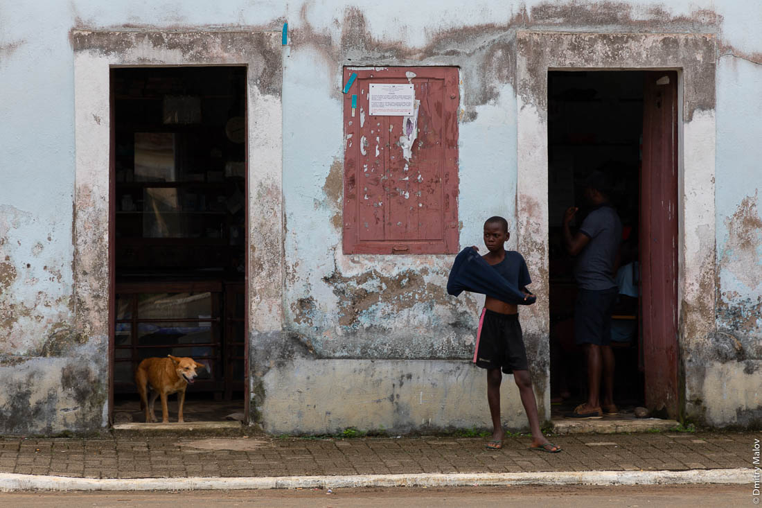 Африканский мальчик и собака. Санту-Антонью, Сан-Томе и Принсипи, Африка