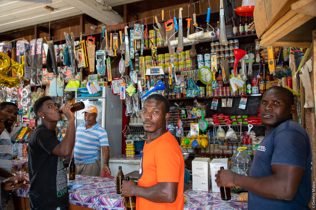 Мужчины выпивают в хозяйственном магазине. Город Санту-Антонью, Сан-Томе и Принсипи, Африка