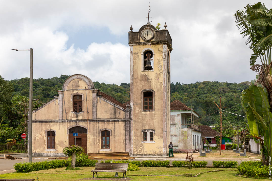 Колониальная часовая башня. Санту-Антонью, Сан-Томе и Принсипи. Colonial Clock tower, Santo António, São Tomé and Príncipe