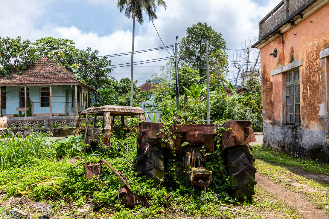 Зарастающие джунглями машины и заброшенные дома. Колониальный центр Санту-Антонью, Сан-Томе и Принсипи, Африка