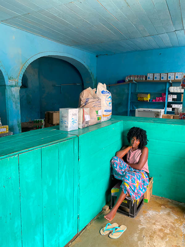 Чёрная девушка, африканка, местная жительница продавщица в магазине в городе Санту-Антонью, Сан-Томе и Принсипи, Африка