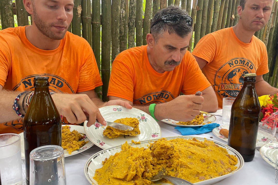 Туристы пробуют местную африканскую еду, город Санту-Антонью, Сан-Томе и Принсипи, Африка
