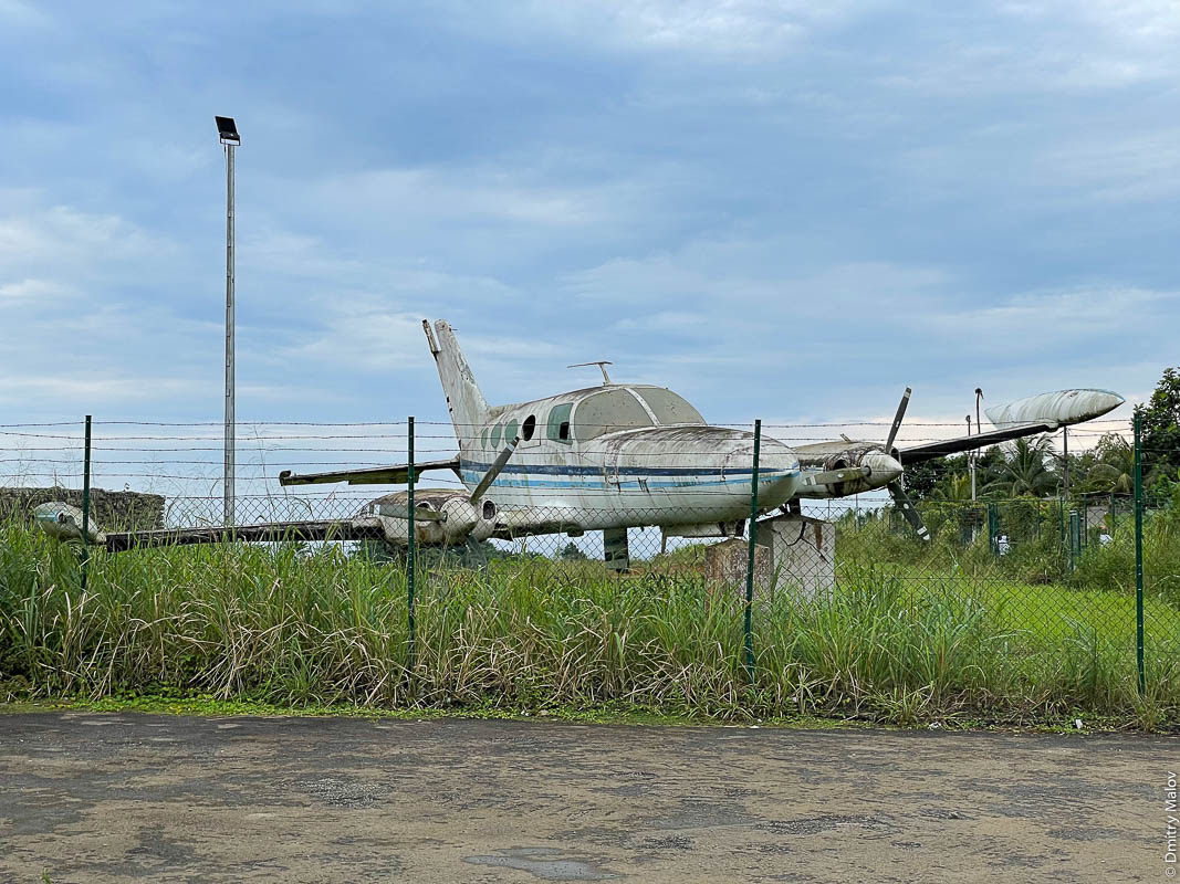 Памятник самолёту на привокзальной площади, аэропорт, остров Принсипи, Сан-Томе и Принсипи, Африка
